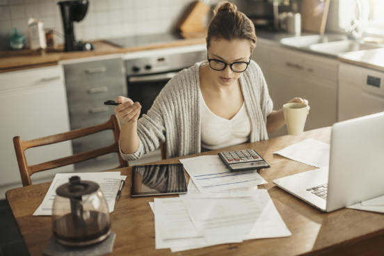 Além de apenas criar o conteúdo da sua apresentação, é interessante que você conheça esse material bem a fundo. Uma boa preparação e bastante treino evitam um mau desempenho na hora H. (Imagem: iStock)