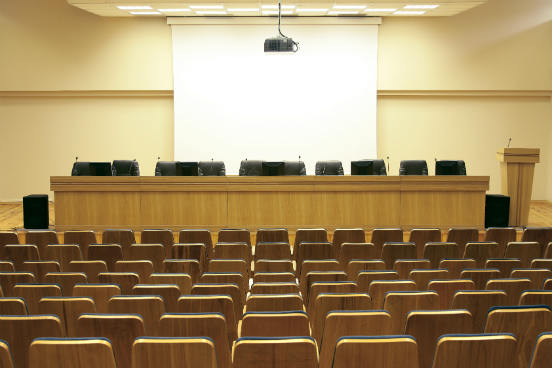 Não espere para descobrir que existe um poste bloqueando sua visão de metade do público, ou que existe algum tipo de problema com o equipamento audiovisual do local, por exemplo, no dia da sua apresentação. É fundamental conhecer o local com antecedência e conhecer a condição dos equipamentos que você vai precisar usar. (Imagem: iStock) Não espere para descobrir que existe um poste bloqueando sua visão de metade do público, ou que existe algum tipo de problema com o equipamento audiovisual do local, por exemplo, no dia da sua apresentação. É fundamental conhecer o local com antecedência e conhecer a condição dos equipamentos que você vai precisar usar. (Imagem: iStock)