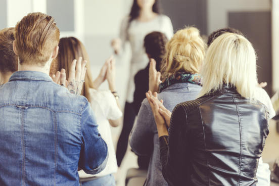 1- Eles acreditam que você é o especialista, e não há motivo para você dizer a eles o contrário; 2- eles querem que você suceda; 3- eles não vão saber quando você cometer um erro. (Imagem: iStock) 1- Eles acreditam que você é o especialista, e não há motivo para você dizer a eles o contrário; 2- eles querem que você suceda; 3- eles não vão saber quando você cometer um erro. (Imagem: iStock)