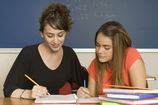 <strong>Não tenha medo de pedir ajuda. </strong>É completamente normal que você se atrapalhe um pouco no começo da faculdade devido à quantidade de responsabilidades novas que surgem. Não tenha medo e nem vergonha: peça ajuda antes que tudo vire uma bola de neve e você saia prejudicado. Se estiver com dificuldades em uma matéria, peça ajuda a um colega ou ao professor; se estiver passando por dificuldades pessoais que interfiram no seu rendimento, procure alguém que possa lhe aconselhar e conversar sobre isso. <strong>Não tenha medo de pedir ajuda. </strong>É completamente normal que você se atrapalhe um pouco no começo da faculdade devido à quantidade de responsabilidades novas que surgem. Não tenha medo e nem vergonha: peça ajuda antes que tudo vire uma bola de neve e você saia prejudicado. Se estiver com dificuldades em uma matéria, peça ajuda a um colega ou ao professor; se estiver passando por dificuldades pessoais que interfiram no seu rendimento, procure alguém que possa lhe aconselhar e conversar sobre isso.