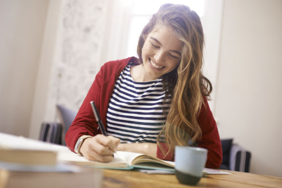 <strong>Encontre o método de estudo que funciona melhor para você. </strong>Lembre-se: o professor da faculdade não vai manter uma cobrança diária tão forte quanto a de um professor do colégio. É preciso saber lidar com essa liberdade para que isso não atrapalhe o seu rendimento. Considere qual ritmo de estudo se encaixa melhor com a sua rotina e o seu perfil: você pode tanto estudar todo o conteúdo da semana ou da quinzena em um só dia quanto dividir ao longo dos dias. <strong>Encontre o método de estudo que funciona melhor para você. </strong>Lembre-se: o professor da faculdade não vai manter uma cobrança diária tão forte quanto a de um professor do colégio. É preciso saber lidar com essa liberdade para que isso não atrapalhe o seu rendimento. Considere qual ritmo de estudo se encaixa melhor com a sua rotina e o seu perfil: você pode tanto estudar todo o conteúdo da semana ou da quinzena em um só dia quanto dividir ao longo dos dias.
