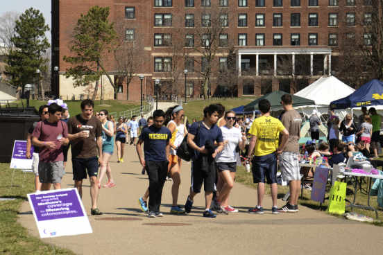 <strong>Conheça as entidades. </strong>Além dos grêmios e centros acadêmicos, muitas universidades costumam ter outras entidades formadas exclusivamente por alunos, como as atléticas e empresas juniores. Espaços como esses são ótimos para conhecer pessoas novas e colocar em prática tudo o que você vê em sala de aula. Aproveite! <strong>Conheça as entidades. </strong>Além dos grêmios e centros acadêmicos, muitas universidades costumam ter outras entidades formadas exclusivamente por alunos, como as atléticas e empresas juniores. Espaços como esses são ótimos para conhecer pessoas novas e colocar em prática tudo o que você vê em sala de aula. Aproveite!