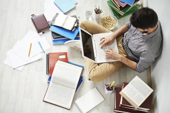 <strong>Mantenha a leitura em dia. </strong>Você provavelmente vai ter que lidar com uma certa carga de leitura durante o semestre - principalmente se seu curso for Direito ou Letras, por exemplo. Os professores costumam passar toda a bibliografia que vai ser trabalhada ao longo das aulas já no início do semestre, o que possibilita organizar um calendário de leitura semanal ou quinzenal. Faça um esforço para manter um bom ritmo de leitura. Deixar para ler tudo perto das provas provavelmente será muito cansativo e você não conseguirá tirar um bom proveito de todo o conteúdo. <strong>Mantenha a leitura em dia. </strong>Você provavelmente vai ter que lidar com uma certa carga de leitura durante o semestre - principalmente se seu curso for Direito ou Letras, por exemplo. Os professores costumam passar toda a bibliografia que vai ser trabalhada ao longo das aulas já no início do semestre, o que possibilita organizar um calendário de leitura semanal ou quinzenal. Faça um esforço para manter um bom ritmo de leitura. Deixar para ler tudo perto das provas provavelmente será muito cansativo e você não conseguirá tirar um bom proveito de todo o conteúdo.