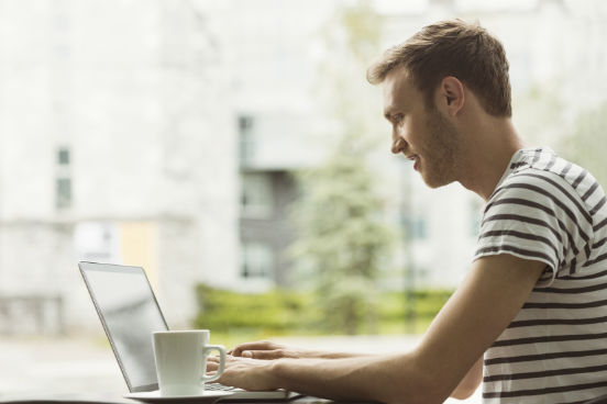 <strong>Use a internet para o seu bem. </strong>Sim, é extremamente tentador ficar checando as redes sociais ao longo do dia. O que você talvez não imagine é que elas podem ser utilizadas para o bem do seu aprendizado: procure páginas relacionadas ao seu curso, interaja com alunos do mesmo curso mas de outra faculdade ou até mesmo tire dúvidas em grupos criados para discutir uma das matérias que você está estudando. <strong>Use a internet para o seu bem. </strong>Sim, é extremamente tentador ficar checando as redes sociais ao longo do dia. O que você talvez não imagine é que elas podem ser utilizadas para o bem do seu aprendizado: procure páginas relacionadas ao seu curso, interaja com alunos do mesmo curso mas de outra faculdade ou até mesmo tire dúvidas em grupos criados para discutir uma das matérias que você está estudando.