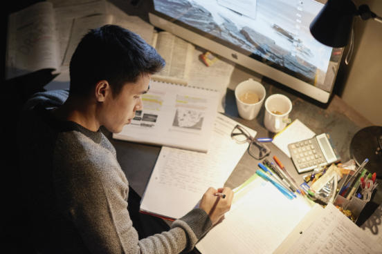 Nos últimos anos, os cursos de ensino a distância (EaD) se tornaram extremamente populares e essa modalidade de ensino passou a ser vista como uma ótima alternativa de formação. Mesmo assim, ainda é preciso estar atento na hora de escolher um curso EaD para fazer valer a pena o esforço e o investimento aplicados. Saiba como escolher uma boa graduação a distância com as dicas a seguir. (Imagem: iStock) Nos últimos anos, os cursos de ensino a distância (EaD) se tornaram extremamente populares e essa modalidade de ensino passou a ser vista como uma ótima alternativa de formação. Mesmo assim, ainda é preciso estar atento na hora de escolher um curso EaD para fazer valer a pena o esforço e o investimento aplicados. Saiba como escolher uma boa graduação a distância com as dicas a seguir. (Imagem: iStock)