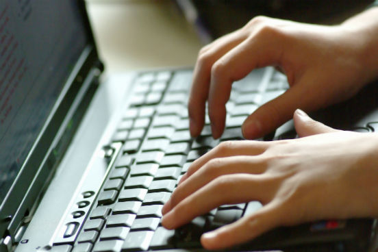 Todos os cursos semipresenciais se encaixam na modalidade de ensino a distância, pois mais de 70% do conteúdo programado é desenvolvido por atividades que não exigem que professor e aluno ocupem o mesmo espaço na mesma hora. (Imagem: Thinkstock) Todos os cursos semipresenciais se encaixam na modalidade de ensino a distância, pois mais de 70% do conteúdo programado é desenvolvido por atividades que não exigem que professor e aluno ocupem o mesmo espaço na mesma hora. (Imagem: Thinkstock)