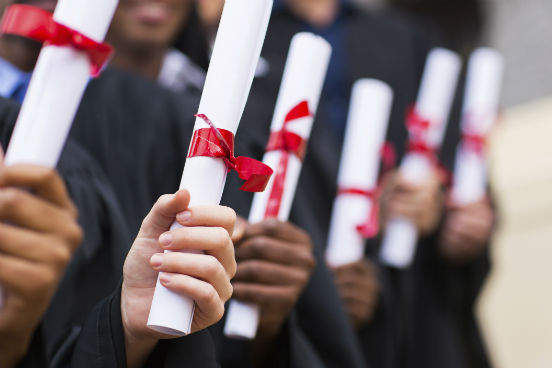 A Lei de Diretrizes e Bases da Educação (LDB), de 1996, prevê que os diplomas de todos os cursos realizados a distância tenham o mesmo valor que os diplomas de cursos presenciais. Além disso, não há nenhum tipo de declaração de modalidade (presencial ou a distância) no diploma. (Imagem: Thinkstock) A Lei de Diretrizes e Bases da Educação (LDB), de 1996, prevê que os diplomas de todos os cursos realizados a distância tenham o mesmo valor que os diplomas de cursos presenciais. Além disso, não há nenhum tipo de declaração de modalidade (presencial ou a distância) no diploma. (Imagem: Thinkstock)