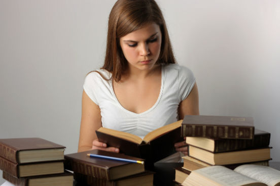 Por não ter a presença física do professor em sala de aula, um aluno EaD deve ter muito mais dedicação e disciplina para cumprir todas as atividades exigidas pelo curso. (Imagem: Thinkstock)