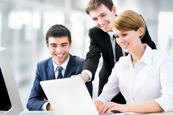 O mercado de trabalho busca observar a competência e as habilidades desenvolvidas pelo profissional em seu trabalho, e não a modalidade do curso em que ele se formou. (Imagem: Thinkstock)