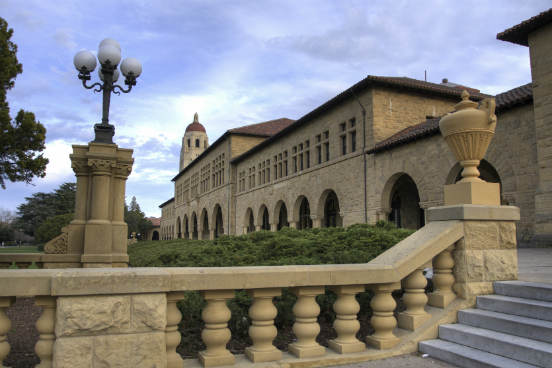 Uma das instituições mais prestigiadas do mundo, a Stanford University - oficialmente Leland Stanford Junior University - ocupa o quarto posto da lista elaborada pelo LinkedIn. Muitos de seus ex-alunos da universidade já ganharam prêmios Nobel, e alguns professores que também foram vencedores da premiação continuam dando aula na instituição. (Imagem: iStock)