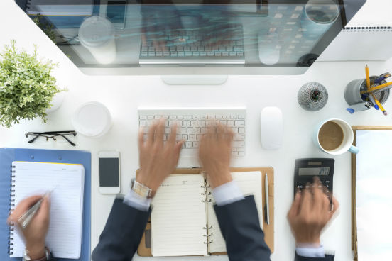 Muitos podem acreditar que são ótimos ao fazerem mais de uma tarefa simultaneamente, mas estudos científicos realizados pela University of Utah revelaram que apenas 2% da população realmente dá conta disso. Ou seja, para a maioria das pessoas esse é um mau hábito que acaba diminuindo a atenção sobre uma tarefa. Para isso, a resposta é simples: garanta melhores resultados focando em apenas um projeto ou tarefa por vez. (Imagem: iStock) Muitos podem acreditar que são ótimos ao fazerem mais de uma tarefa simultaneamente, mas estudos científicos realizados pela University of Utah revelaram que apenas 2% da população realmente dá conta disso. Ou seja, para a maioria das pessoas esse é um mau hábito que acaba diminuindo a atenção sobre uma tarefa. Para isso, a resposta é simples: garanta melhores resultados focando em apenas um projeto ou tarefa por vez. (Imagem: iStock)