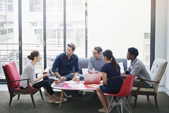 Nada interrompe mais o fluxo de produtividade do que uma reunião desnecessária. Com ferramentas como chats, Skype e e-mail a tão fácil acesso, é melhor deixar as reuniões para introduções e discussões sérias que podem ser feitas apenas pessoalmente. (Imagem: iStock) Nada interrompe mais o fluxo de produtividade do que uma reunião desnecessária. Com ferramentas como chats, Skype e e-mail a tão fácil acesso, é melhor deixar as reuniões para introduções e discussões sérias que podem ser feitas apenas pessoalmente. (Imagem: iStock)