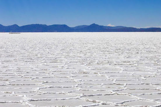 A região do Salar de Uyuni, na Bolívia, é o lugar onde estão as maiores jazidas de lítio no mundo inteiro. A exploração desse recurso representa uma grande oportunidade para o país poder crescer social e economicamente. No entanto, a falta de tecnologia própria pode ser um empecilho para esse processo. Saiba mais a seguir. (Imagem: Wikimedia Commons)