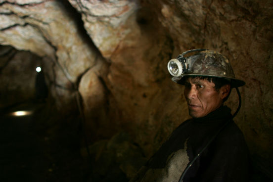 Apesar de ser rica em matérias-primas como lítio e prata, Potosí permanece sendo a região mais pobre do país. Em julho de 2015, bolivianos da região protestaram, por mais de 20 dias, contra o governo. Eles pediam uma série de medidas para o desenvolvimento da região, como a construção de um aeroporto internacional, de um hospital, de uma fábrica de cimento e de um projeto de reestruturação para a mina de Cerro Rico. (Imagem: Getty Images) Apesar de ser rica em matérias-primas como lítio e prata, Potosí permanece sendo a região mais pobre do país. Em julho de 2015, bolivianos da região protestaram, por mais de 20 dias, contra o governo. Eles pediam uma série de medidas para o desenvolvimento da região, como a construção de um aeroporto internacional, de um hospital, de uma fábrica de cimento e de um projeto de reestruturação para a mina de Cerro Rico. (Imagem: Getty Images)