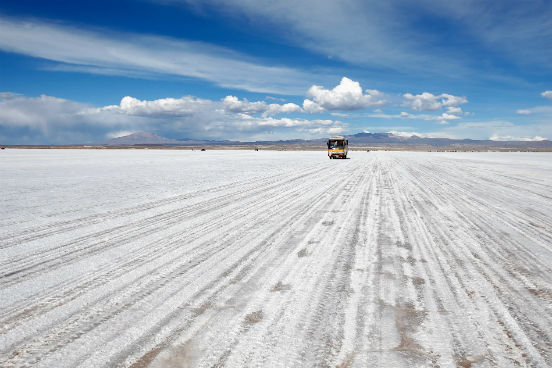 O Salar de Uyuni fica na região de Potosí. Ele foi formado como resultado de diversas transformações entre lagos pré-históricos. Ele é coberto por uma crosta de sal de alguns metros, que apesar das variações de altitude média na região, é incrivelmente plana. Além de servir como fonte de sal, essa crosta cobre uma piscina de salmoura que é extremamente rica em lítio. (Imagem: Getty Images) O Salar de Uyuni fica na região de Potosí. Ele foi formado como resultado de diversas transformações entre lagos pré-históricos. Ele é coberto por uma crosta de sal de alguns metros, que apesar das variações de altitude média na região, é incrivelmente plana. Além de servir como fonte de sal, essa crosta cobre uma piscina de salmoura que é extremamente rica em lítio. (Imagem: Getty Images)