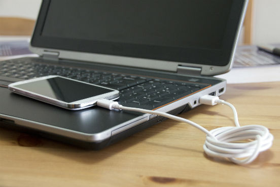 Por ser mais leve que o chumbo, o lítio tem sido utilizado na confecção de baterias de aparelhos eletrônicos, como notebooks e celulares. (Imagem: Thinkstock)