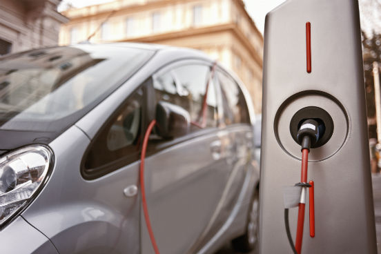 Além disso, devido à sua leveza e durabilidade, ele também é a matéria-prima para as baterias dos novos carros elétricos, que prometem ser o futuro da indústria automobilística. (Imagem: Thinkstock) Além disso, devido à sua leveza e durabilidade, ele também é a matéria-prima para as baterias dos novos carros elétricos, que prometem ser o futuro da indústria automobilística. (Imagem: Thinkstock)