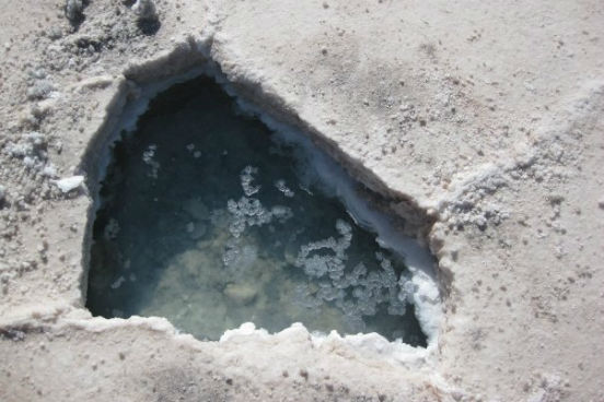 No Salar, o lítio da salmoura encontra-se em uma concentração relativamente alta, de cerca de 0,3%. Ele também está presente nas pedras halitas que ficam sob o líquido - no entanto, a extração do lítio é realizada mais facilmente a partir da salmoura. (Imagem: Wikimedia Commons) No Salar, o lítio da salmoura encontra-se em uma concentração relativamente alta, de cerca de 0,3%. Ele também está presente nas pedras halitas que ficam sob o líquido - no entanto, a extração do lítio é realizada mais facilmente a partir da salmoura. (Imagem: Wikimedia Commons)