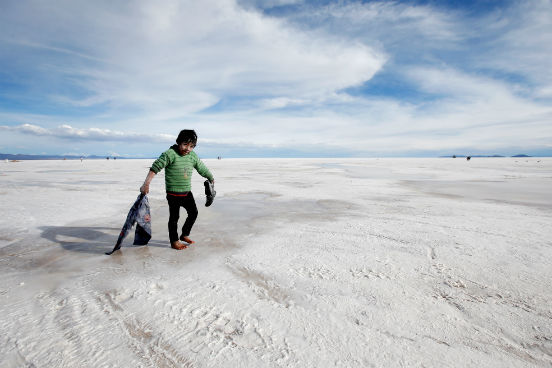 Além das jazidas na Bolívia, reservas de lítio existem também em regiões da Argentina e do Chile. Nelas, o lítio é explorado por empresas estrangeiras em um ciclo de exportação que leva não só a matéria-prima para fora do país, mas as riquezas geradas a partir dela também. (Imagem: Getty Images) Além das jazidas na Bolívia, reservas de lítio existem também em regiões da Argentina e do Chile. Nelas, o lítio é explorado por empresas estrangeiras em um ciclo de exportação que leva não só a matéria-prima para fora do país, mas as riquezas geradas a partir dela também. (Imagem: Getty Images)