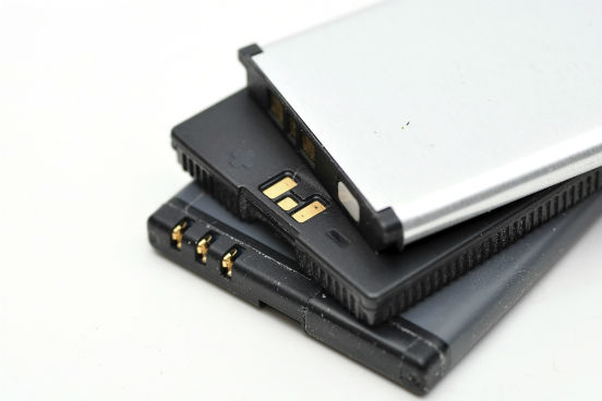 O projeto, iniciado em 2008, pelo governo de Evo Morales segue em ritmo lento. Apenas em 2014 foi inaugurada no país uma fábrica experimental de baterias, que utiliza equipamentos chineses, onde o governo afirma estar produzindo baterias para bicicletas elétricas e celulares. (Imagem: Thinkstock) O projeto, iniciado em 2008, pelo governo de Evo Morales segue em ritmo lento. Apenas em 2014 foi inaugurada no país uma fábrica experimental de baterias, que utiliza equipamentos chineses, onde o governo afirma estar produzindo baterias para bicicletas elétricas e celulares. (Imagem: Thinkstock)