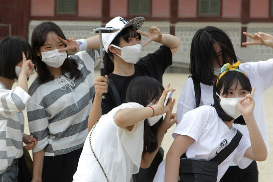 Turistas também vestem máscaras de proteção para visitar o Palácio Gyeongbok em Seul, a capital do país. (Imagem: Chung Sung-Jun/Getty Images)