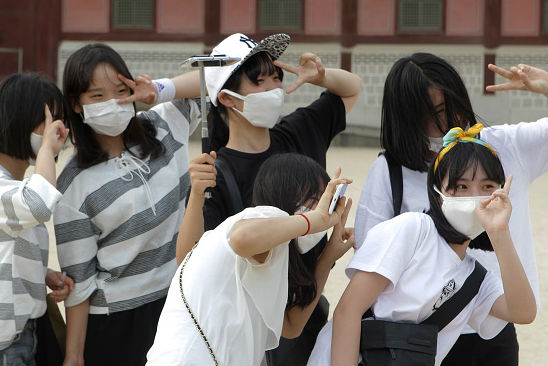 Turistas também vestem máscaras de proteção para visitar o Palácio Gyeongbok em Seul, a capital do país. (Imagem: Chung Sung-Jun/Getty Images) Turistas também vestem máscaras de proteção para visitar o Palácio Gyeongbok em Seul, a capital do país. (Imagem: Chung Sung-Jun/Getty Images)