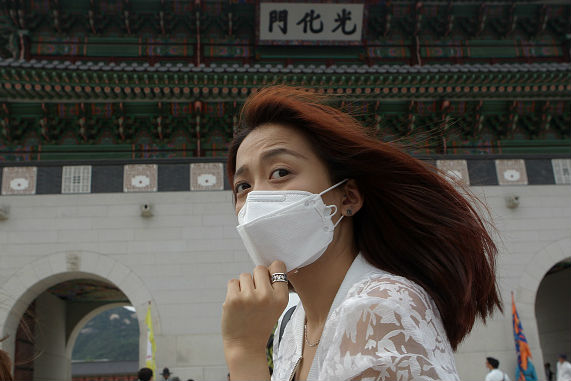 Não se sabe ao certo a origem do vírus, mas há a probabilidade de existir um reservatório animal, pois o Mers-CoV já foi encontrado em alguns camelos e morcegos da Arábia Saudita. No entanto, ainda não se sabe se esses ou outros animais são o reservatório do vírus. (Imagem: Chung Sung-Jun/Getty Images) Não se sabe ao certo a origem do vírus, mas há a probabilidade de existir um reservatório animal, pois o Mers-CoV já foi encontrado em alguns camelos e morcegos da Arábia Saudita. No entanto, ainda não se sabe se esses ou outros animais são o reservatório do vírus. (Imagem: Chung Sung-Jun/Getty Images)