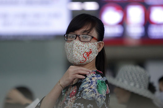 Além de febre, tosse e falta de ar, os infectados podem desenvolver pneumonia, e, nos casos mais graves, choque séptico, insuficiência respiratória e insuficiência renal. Ainda não há cura para a doença, portanto o procedimento a ser feito é apenas o tratamento dos sintomas. (Imagem: Chung Sung-Jun/Getty Images) Além de febre, tosse e falta de ar, os infectados podem desenvolver pneumonia, e, nos casos mais graves, choque séptico, insuficiência respiratória e insuficiência renal. Ainda não há cura para a doença, portanto o procedimento a ser feito é apenas o tratamento dos sintomas. (Imagem: Chung Sung-Jun/Getty Images)