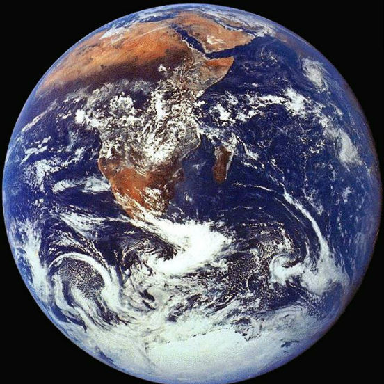 Ao todo, o planeta Terra realiza 14 movimentos. Os mais importantes deles são a rotação e a translação. (Imagem: NASA/Hulton Archive/Getty Images)