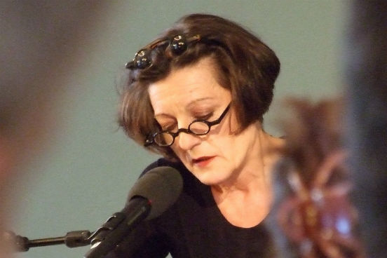 <strong>Herta Müller</strong> nasceu em 1953, na Romênia. Ela trabalhava como tradutora em uma fábrica antes de ser abordada para ser espiã para a polícia secreta romena. Herta negou a oferta e, com isso, perdeu o emprego, mas a partir de então passou a escrever. Suas obras falam muito da opressão do regime comunista, o que lhe rendeu ameaças e censura durante a ditadura. Ela recebeu o Nobel em 2009. <strong>Herta Müller</strong> nasceu em 1953, na Romênia. Ela trabalhava como tradutora em uma fábrica antes de ser abordada para ser espiã para a polícia secreta romena. Herta negou a oferta e, com isso, perdeu o emprego, mas a partir de então passou a escrever. Suas obras falam muito da opressão do regime comunista, o que lhe rendeu ameaças e censura durante a ditadura. Ela recebeu o Nobel em 2009.