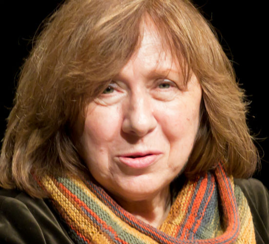 Primeira mulher da Bielorrússia a receber o Nobel de Literatura, <strong>Svetlana Alexievich</strong> é jornalista e escreve principalmente sobre a ex-União Soviética, onde nasceu. Seus livros têm diversos depoimentos de mulheres soviéticas que sobreviveram à Segunda Guerra e ao fim da URSS. Além disso, Svetlana fala também sobre a questão do Afeganistão. Primeira mulher da Bielorrússia a receber o Nobel de Literatura, <strong>Svetlana Alexievich</strong> é jornalista e escreve principalmente sobre a ex-União Soviética, onde nasceu. Seus livros têm diversos depoimentos de mulheres soviéticas que sobreviveram à Segunda Guerra e ao fim da URSS. Além disso, Svetlana fala também sobre a questão do Afeganistão.