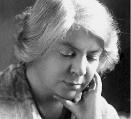 <strong>Grazia Deledda</strong> nasceu em Nuoro, na região da Sardenha, na Itália, em 1871. Ela recebeu o Prêmio Nobel de Literatura em 1926 por Caniços ao vento, romance que se passa justamente na região onde ela nasceu. Seu estilo é marcado por um forte realismo na descrição dos espaços e também por mostrar o dilema moral de seus personagens. <strong>Grazia Deledda</strong> nasceu em Nuoro, na região da Sardenha, na Itália, em 1871. Ela recebeu o Prêmio Nobel de Literatura em 1926 por Caniços ao vento, romance que se passa justamente na região onde ela nasceu. Seu estilo é marcado por um forte realismo na descrição dos espaços e também por mostrar o dilema moral de seus personagens.