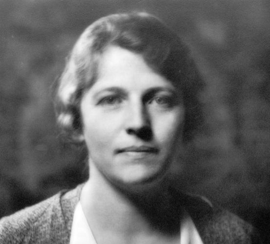 <strong>Pearl S. Buck</strong> nasceu nos Estados Unidos, em 1892, mas cresceu na China. Sua escrita aborda histórias tanto do Oriente quanto do Ocidente. Seu romance A Boa Terra foi o livro de ficção mais vendido nos Estados Unidos em 1931 e 1932, quando também foi o vencedor do prêmio Pullitzer. A escritora recebeu o Prêmio Nobel de Literatura em 1938. <strong>Pearl S. Buck</strong> nasceu nos Estados Unidos, em 1892, mas cresceu na China. Sua escrita aborda histórias tanto do Oriente quanto do Ocidente. Seu romance A Boa Terra foi o livro de ficção mais vendido nos Estados Unidos em 1931 e 1932, quando também foi o vencedor do prêmio Pullitzer. A escritora recebeu o Prêmio Nobel de Literatura em 1938.