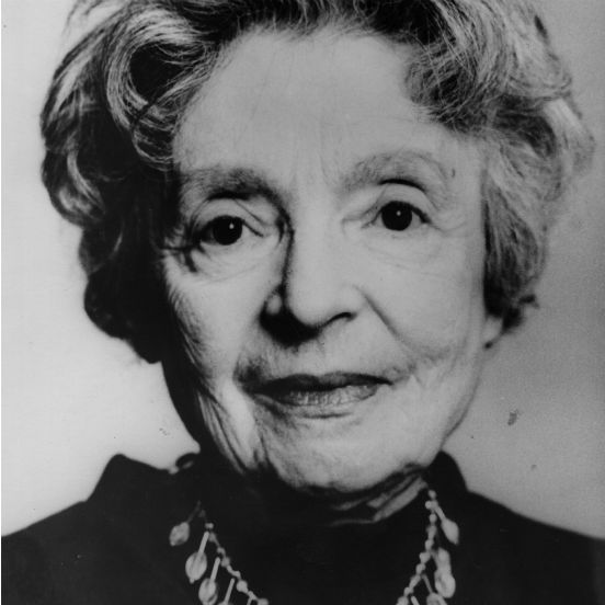 Nascida em Berlim em 1891, <strong>Nelly Sachs</strong> também teve que fugir do regime nazista e deixou a Alemanha para viver na Suécia em 1940. Sua poesia, que fala muito do sofrimento judeu, começou a ganhar reconhecimento quando ela tinha cerca de 50 anos. Nelly Sachs recebeu o Nobel de Literatura em 1966, apenas quatro anos antes de falecer. Nascida em Berlim em 1891, <strong>Nelly Sachs</strong> também teve que fugir do regime nazista e deixou a Alemanha para viver na Suécia em 1940. Sua poesia, que fala muito do sofrimento judeu, começou a ganhar reconhecimento quando ela tinha cerca de 50 anos. Nelly Sachs recebeu o Nobel de Literatura em 1966, apenas quatro anos antes de falecer.