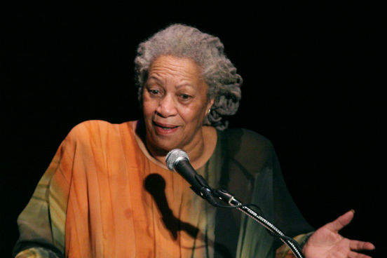 Primeira mulher negra a receber um Nobel de Literatura, <strong>Toni Morrison</strong> é uma escritora, editora e professora dos Estados Unidos. Seus romances são conhecidos por seus temas épicos, diálogos vívidos e personagens extrema e ricamente detalhados. Primeira mulher negra a receber um Nobel de Literatura, <strong>Toni Morrison</strong> é uma escritora, editora e professora dos Estados Unidos. Seus romances são conhecidos por seus temas épicos, diálogos vívidos e personagens extrema e ricamente detalhados.