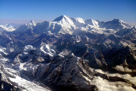 A convergência das placas gerou uma região montanhosa que possui, inclusive, a maior montanha da Terra: o Monte Everest. Conforme essas placas se aproximam, o Monte Everest e as montanhas ao seu redor se erguem, causando vários tremores. (Imagem: Getty Images)