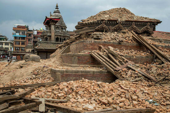 A série de terremotos que teve início em abril de 2015 no Nepal foi especialmente devastadora pois, além da alta magnitude, o foco dos tremores ocorreu bem próximo da superfície, a apenas 10 ou 15 quilômetros de profundidade. (Imagem: Getty Images)
