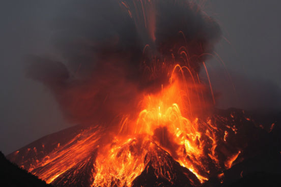 Além do encontro ou afastamento de placas tectônicas, atividades vulcânicas e falhas geológicas também podem causar abalos sísmicos. (Imagem: Thinkstock)