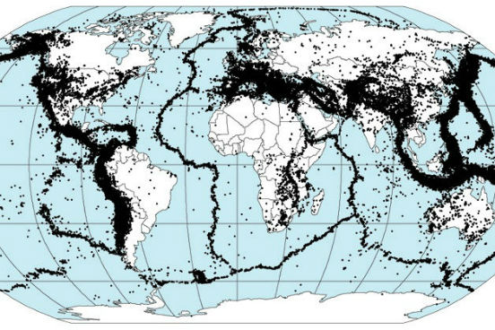 Japão, Indonésia, Índia, Filipinas, Turquia, Haiti e Chile são alguns dos lugares mais atingidos por terremotos no mundo, pois estão localizados nos limites de placas tectônicas. (Imagem: cortesia da NASA)