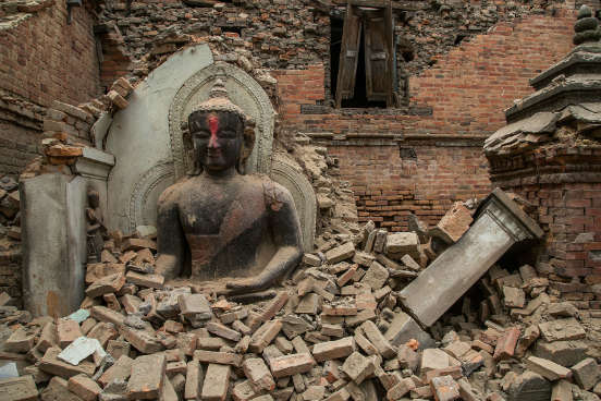 No dia 25 de abril, uma série de terremotos atingiu o Nepal, país asiático localizado na região dos Himalaias. Um dos tremores foi o mais forte a atingir o país em 81 anos, chegando à magnitude de 7,8 graus na escala Richter. Mais de 8 mil pessoas morreram e várias construções desabaram, incluindo templos e museus. (Imagem: Getty Images)