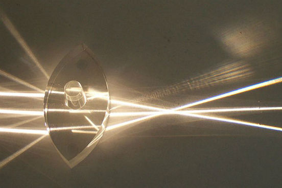 Nas lentes convergentes, os raios de luz que incidem sobre a lente são refratados de forma que suas direções convergem para um mesmo ponto. (Imagem: Wikimedia Commons)