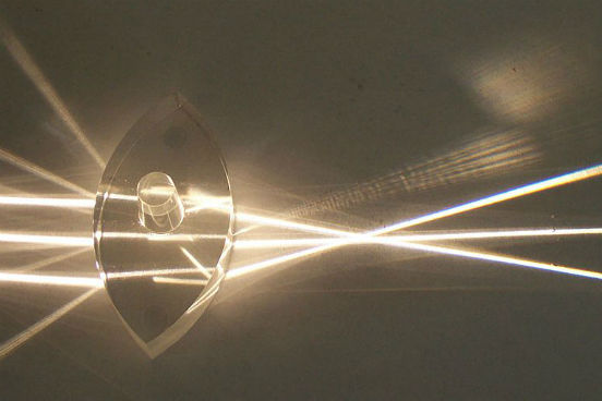 Nas lentes convergentes, os raios de luz que incidem sobre a lente são refratados de forma que suas direções convergem para um mesmo ponto. (Imagem: Wikimedia Commons) Nas lentes convergentes, os raios de luz que incidem sobre a lente são refratados de forma que suas direções convergem para um mesmo ponto. (Imagem: Wikimedia Commons)