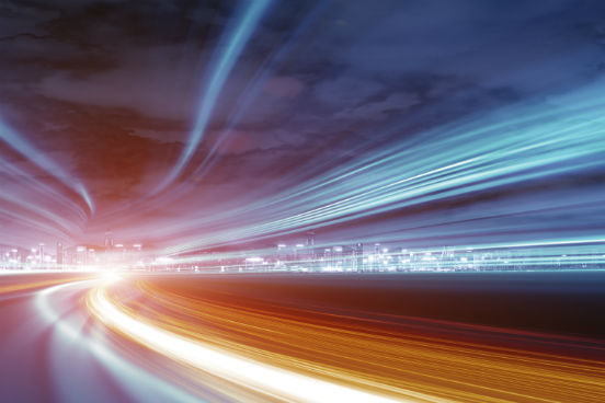 A luz é uma forma de energia radiante que pode se comportar tanto como onda quanto como partícula - propriedade conhecida como dualidade onda-partícula. Para a luz, a frequência está relacionada com a cor e a intensidade com o brilho. Sua velocidade varia conforme o meio por onde ela se propaga: no vácuo, por exemplo, esse valor é de 300.000 km/s ou 3 x 10^8 m/s. (Imagem: iStock) A luz é uma forma de energia radiante que pode se comportar tanto como onda quanto como partícula - propriedade conhecida como dualidade onda-partícula. Para a luz, a frequência está relacionada com a cor e a intensidade com o brilho. Sua velocidade varia conforme o meio por onde ela se propaga: no vácuo, por exemplo, esse valor é de 300.000 km/s ou 3 x 10^8 m/s. (Imagem: iStock)