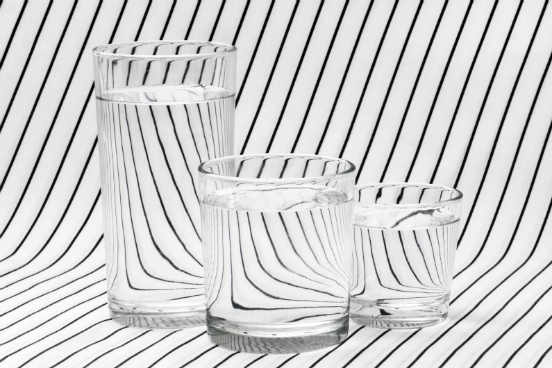 A refração acontece quando a luz está se propagando em um meio e, subitamente, passa a se propagar em um meio diferente. Com isso, sua velocidade e o seu comprimento de onda mudam, mas a sua frequência continua a mesma. (Imagem: iStock) A refração acontece quando a luz está se propagando em um meio e, subitamente, passa a se propagar em um meio diferente. Com isso, sua velocidade e o seu comprimento de onda mudam, mas a sua frequência continua a mesma. (Imagem: iStock)