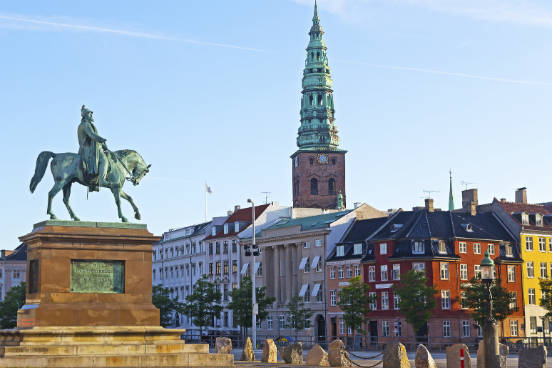 <strong>Dinamarca. </strong>O país possui mais de 600 programas internacionalmente reconhecidos ensinados em inglês. Além disso, mais de 80% dos dinamarqueses falam inglês. (Imagem: iStock)