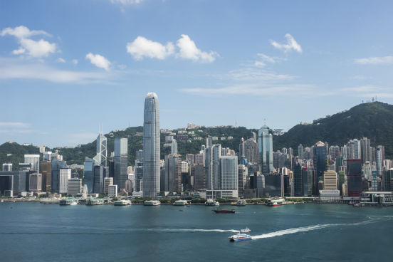 <strong>Hong Kong. </strong>Um dos centros financeiros mais importantes do mundo, Hong Kong mistura as culturas ocidental e oriental e tem o inglês extremamente presente no cotidiano de seus habitantes. No ensino superior, isso não é diferente: quase todas as universidades oferecem cursos em inglês. (Imagem: iStock)