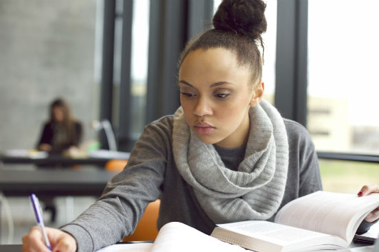 Em primeiro lugar, é preciso conhecer as diferenças entre as categorias lato sensu e stricto sensu. A primeira engloba as especializações e os Master in Business Administration (MBA) e proporciona o estudo em uma determinada área específica. É o caso de um aluno formado em Direito que busca mais conhecimentos em Direito Tributário, por exemplo. (Imagem: Thinkstock) Em primeiro lugar, é preciso conhecer as diferenças entre as categorias lato sensu e stricto sensu. A primeira engloba as especializações e os Master in Business Administration (MBA) e proporciona o estudo em uma determinada área específica. É o caso de um aluno formado em Direito que busca mais conhecimentos em Direito Tributário, por exemplo. (Imagem: Thinkstock)