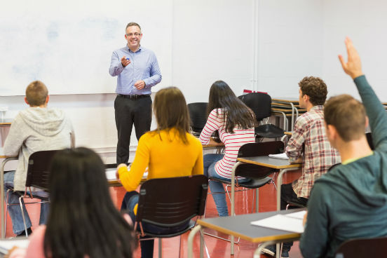 Já o stricto sensu engloba mestrado e doutorado e, portanto, tem um direcionamento mais acadêmico e científico, além de exigir um nível de aprofundamento de estudo maior. (Imagem: Thinkstock) Já o stricto sensu engloba mestrado e doutorado e, portanto, tem um direcionamento mais acadêmico e científico, além de exigir um nível de aprofundamento de estudo maior. (Imagem: Thinkstock)