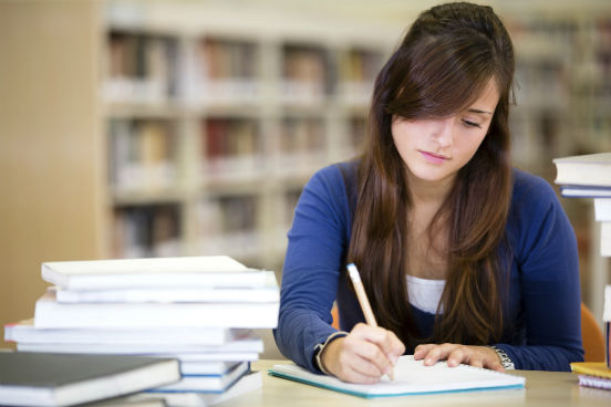 As instituições de ensino possuem autonomia para determinar os critérios de seleção para ingresso no curso. Veja se você preenche os requisitos necessários, como condição financeira e horário disponível. Existem cursos de dedicação integral, mas há também os que permitem trabalhar ao mesmo tempo. (Imagem: Thinkstock)