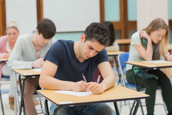 Em alguns casos, mesmo não havendo bolsas de estudo, são aplicadas provas ou pode ser feita uma análise de currículo como forma de seleção dos alunos. Esteja preparado para eventuais processos como esses. (Imagem: Thinkstock) Em alguns casos, mesmo não havendo bolsas de estudo, são aplicadas provas ou pode ser feita uma análise de currículo como forma de seleção dos alunos. Esteja preparado para eventuais processos como esses. (Imagem: Thinkstock)